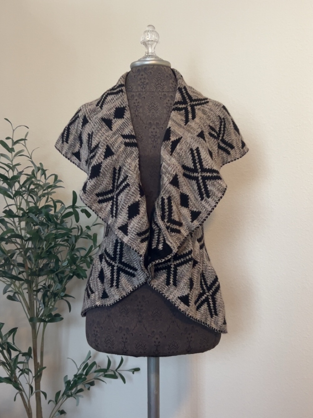 Open-Front Short-Sleeve Reversible Cardigan with Geo Pattern - Black & Beige